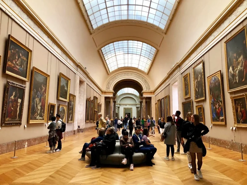 ルーヴル美術館グランド・ギャラリーのアーチ天井と両壁に並ぶ絵画