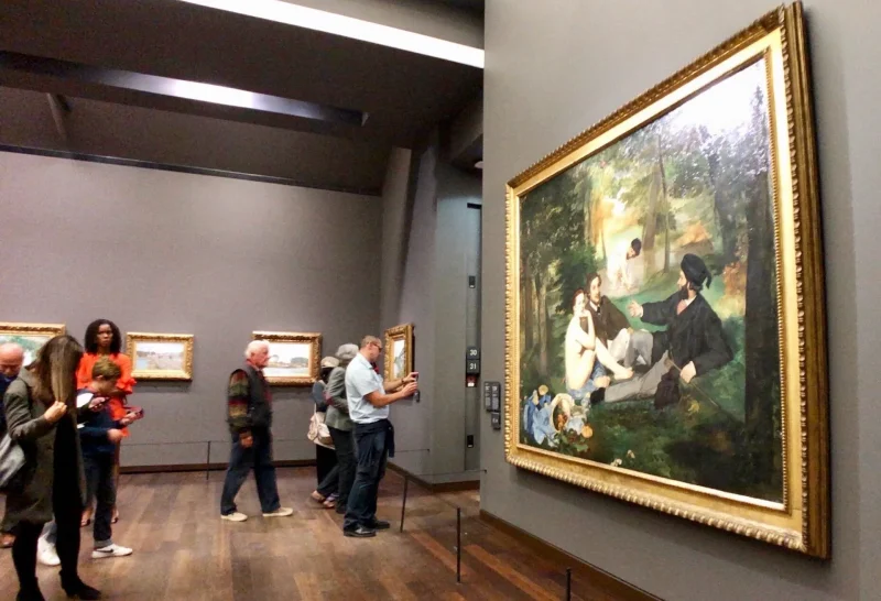 オルセー美術館に展示されたマネ《草上の昼食》と鑑賞者