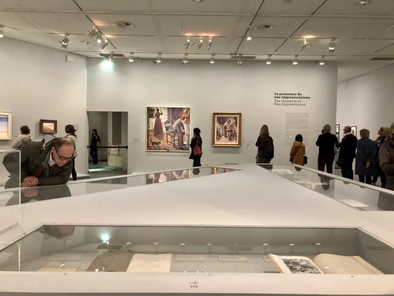 オランジュリー美術館の新印象派展で混雑する展示室と鑑賞者