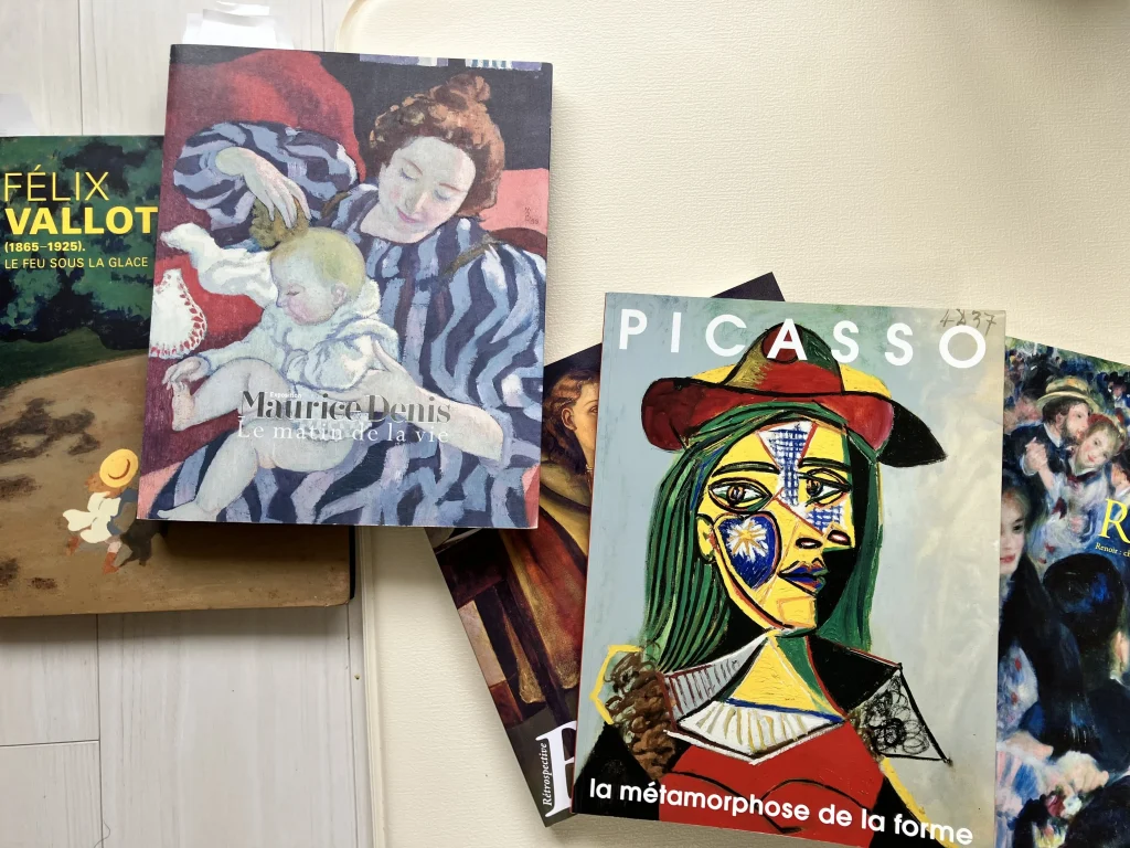 ヴァロットン、モーリス・ドニ、ピカソ、ルノワールの展覧会図録を並べた写真|家庭での対話型鑑賞に使える画集