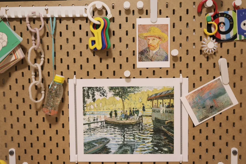 IKEAのペグボードに、ゴッホ《麦わら帽子の自画像》とモネ《ラ・グルヌイエール》《印象、日の出》のポストカードを留めて飾った賃貸向けディスプレイ