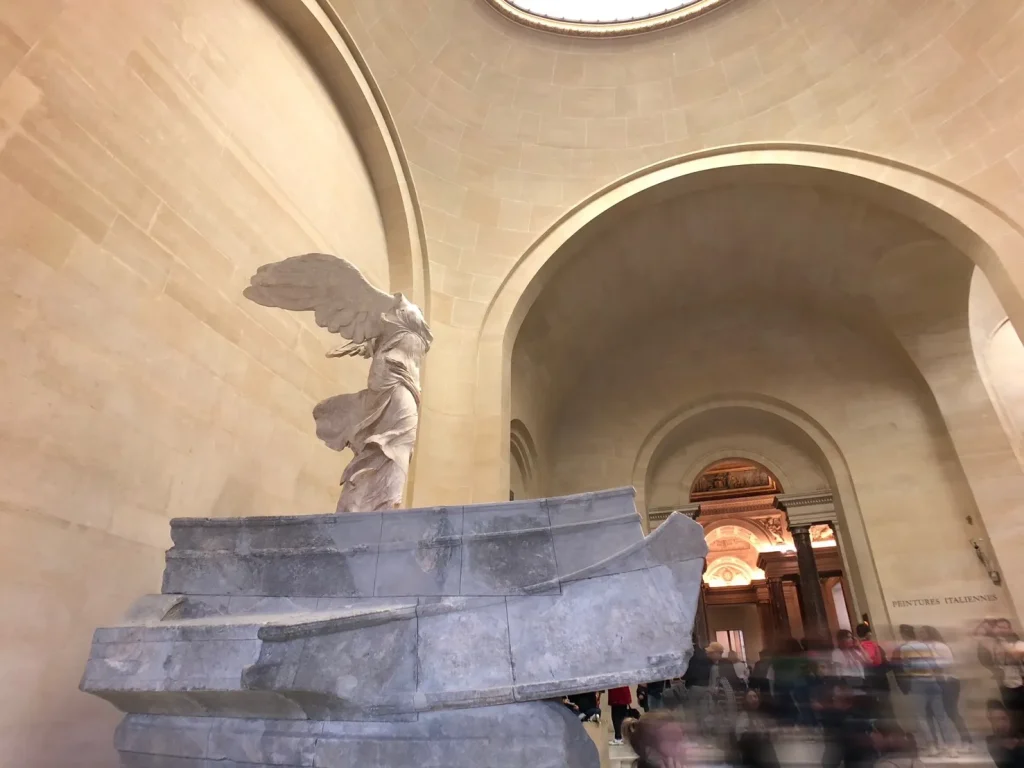 ルーヴル美術館のサモトラケのニケと来館者｜美術館で作品と空間を体験する様子