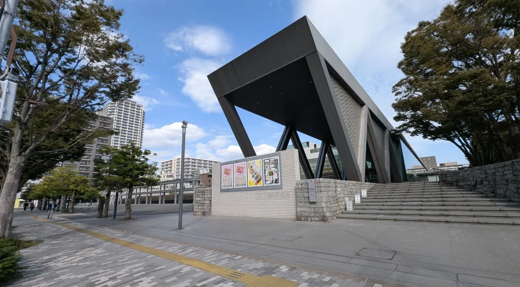 東京都現代美術館の正面入り口。1995年の開館以来、逆三角形のキャノピーが特徴的なエントランス