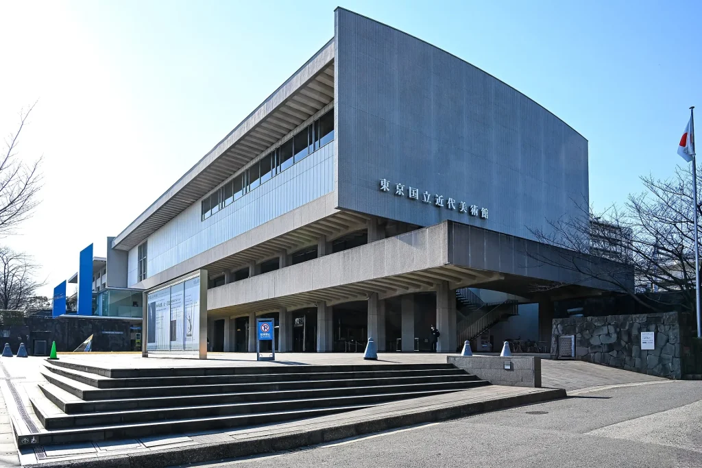 東京国立近代美術館の外観。竹橋にある建物と入口前の広い階段や前庭が見える
