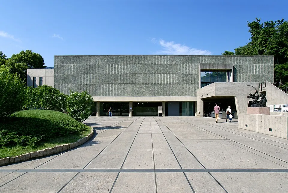 上野にある国立西洋美術館の外観。前庭と建物の全景が見える写真