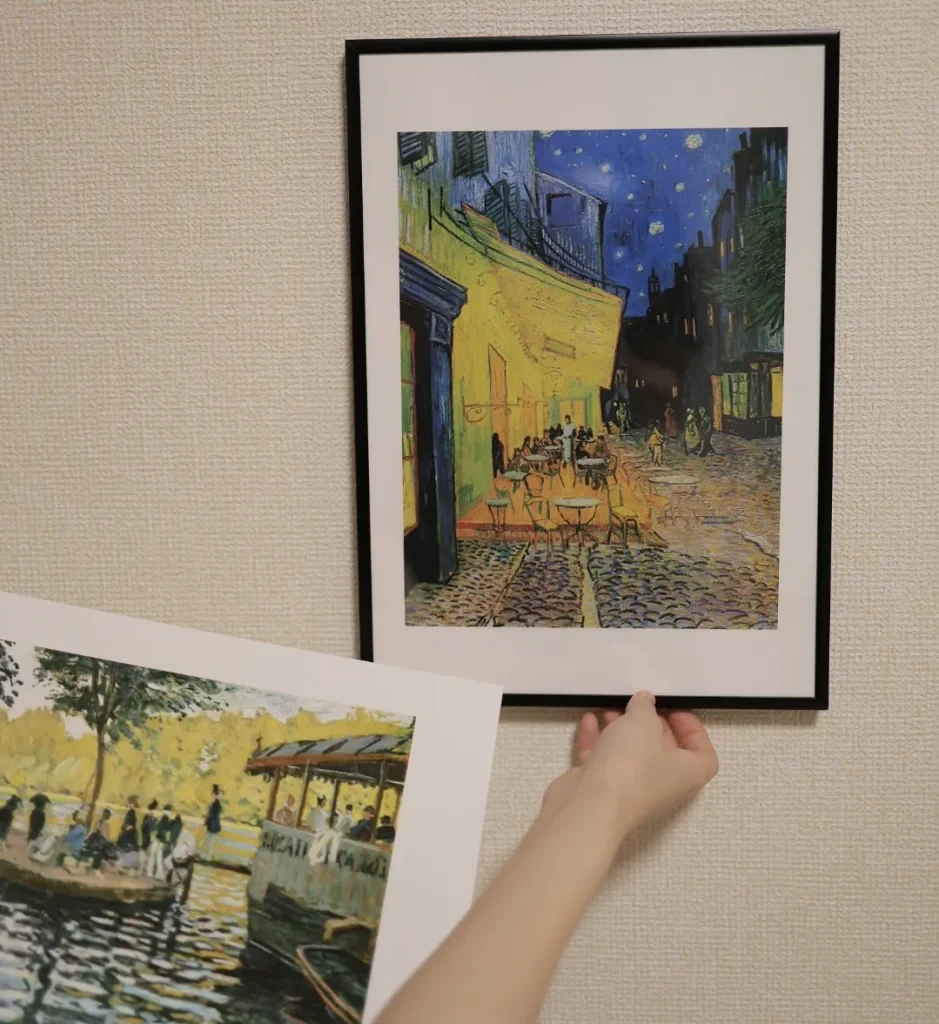 ゴッホ「夜のカフェテラス」とモネ「ラ・グルヌイエール」のポスターを壁に並べて飾った様子