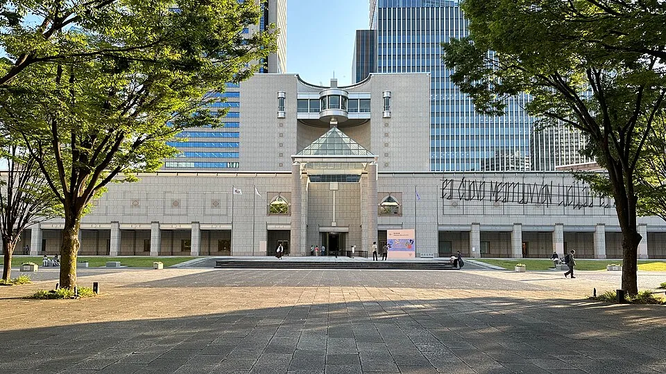 横浜美術館の外観。みなとみらい地区にある建物と前庭の広場、周囲の高層ビルが見える